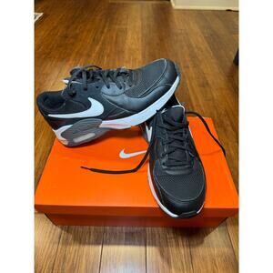 Nike Air Max Excee Running Workout Sneaker Men 9 Black and White Gently Used